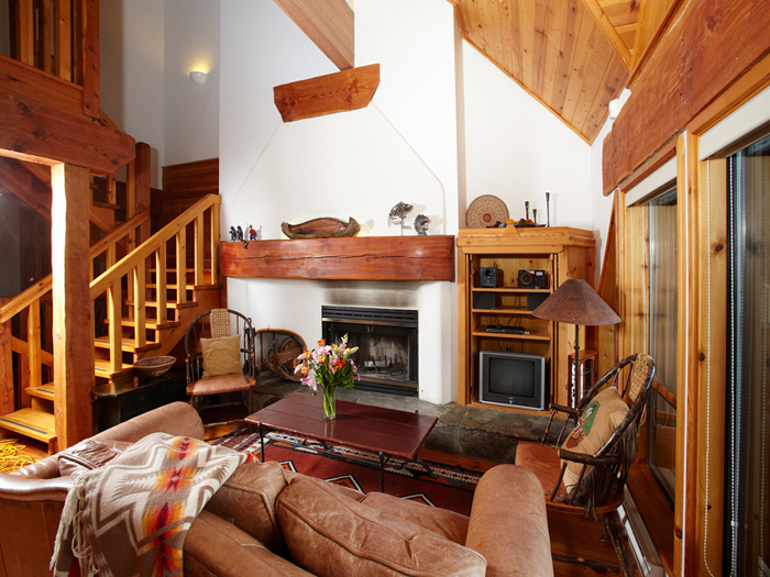 Pinnacle Ridge 37 Whistler Accommodation Living Room