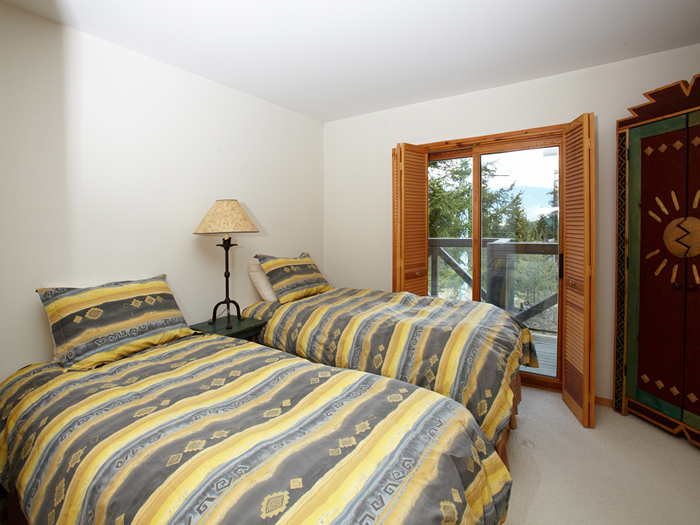 Pinnacle Ridge 37 Whistler Accommodation Bedroom