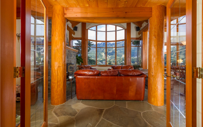 Amazing Views from this Luxury 4 Bedroom + Loft Whistler Chalet
